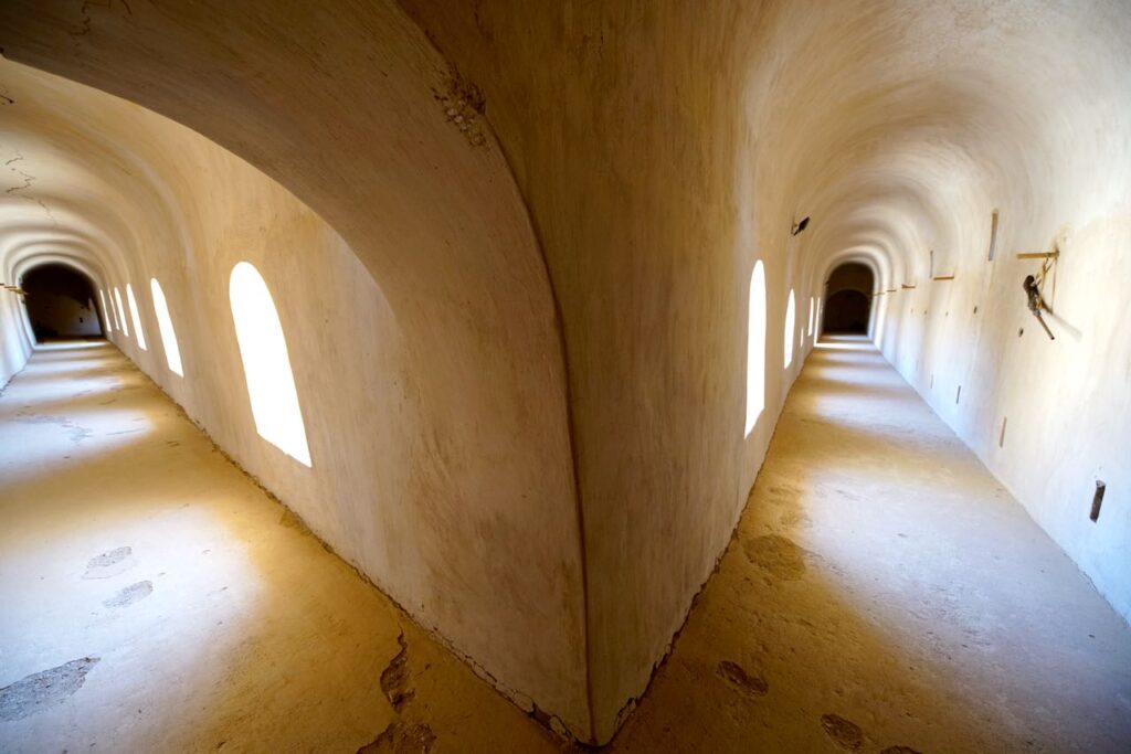 Gänge des Al Mintirib Schloss im Oman